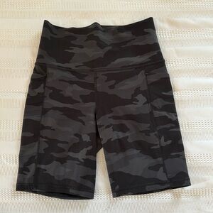 Athleta Salutation Stash Pocket II 7” Short